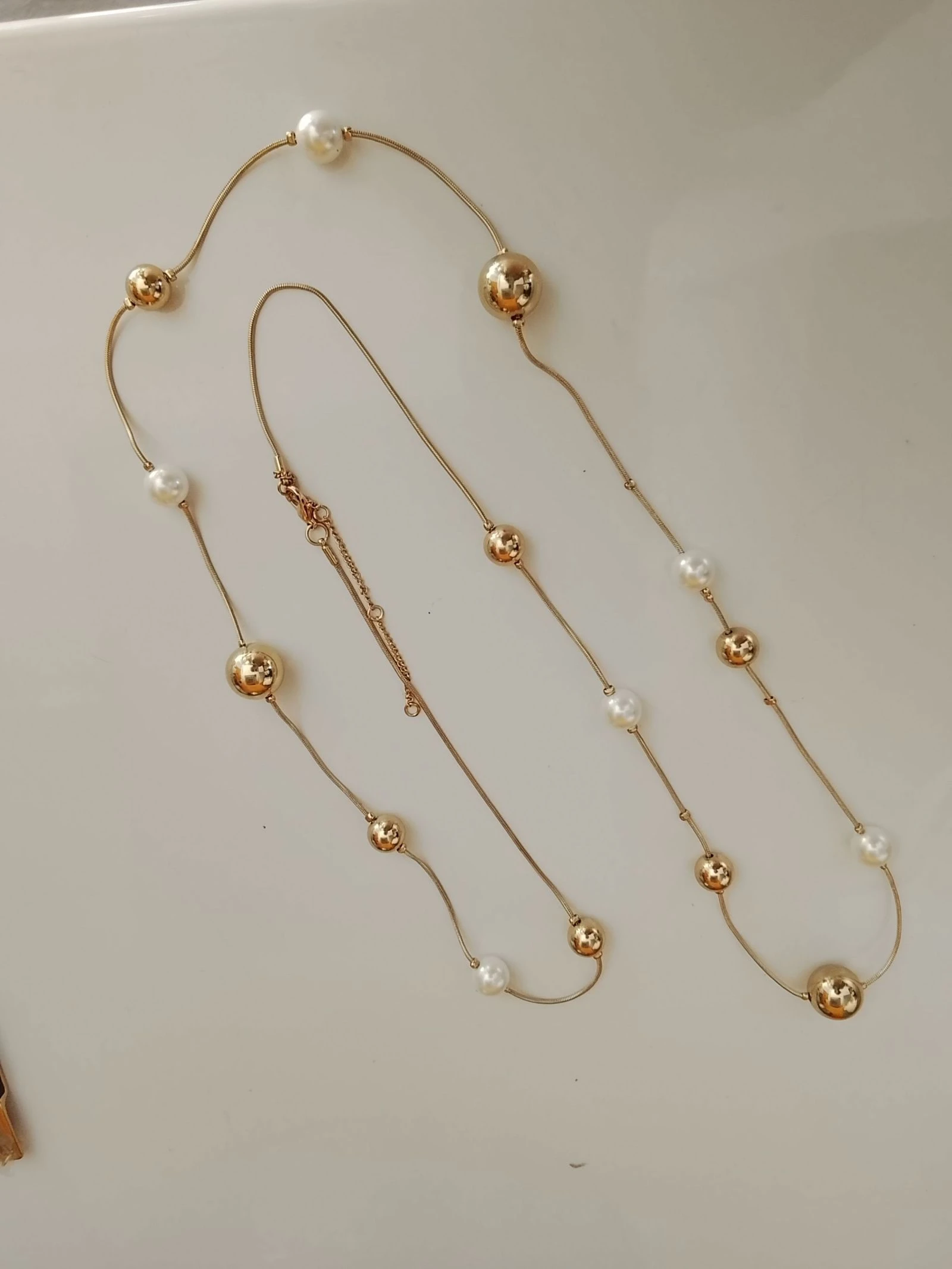 💎 Galeries Lafayette Sautoir doré et perles blanches et dorées en très bon état 💎